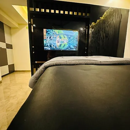 Rahul's Retreat Jacuzzi *