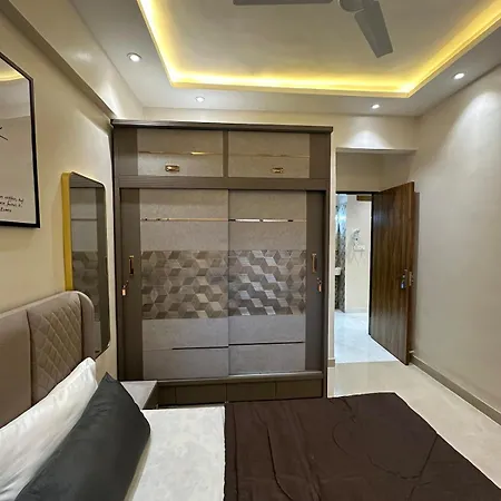 Izaara - 15 Mins From Lilavati & Nanavati Apartment *