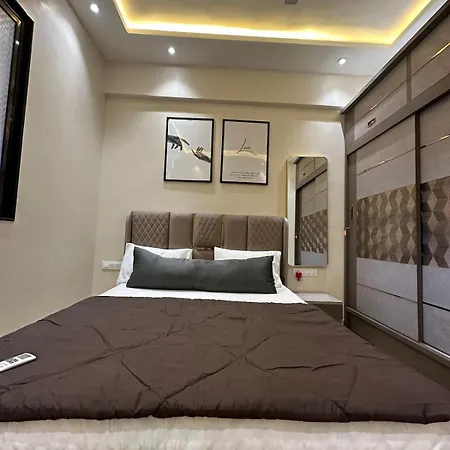 Izaara - 15 Mins From Lilavati & Nanavati Apartment *