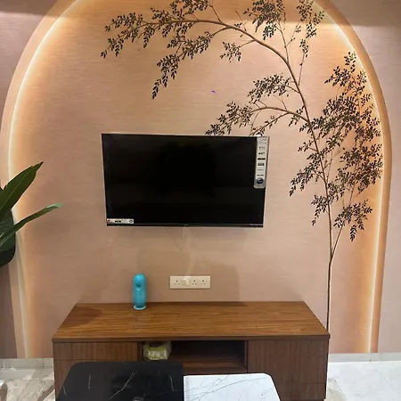 Izaara - 15 Mins From Lilavati & Nanavati Apartment *