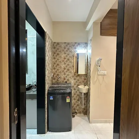 Izaara - 15 Mins From Lilavati & Nanavati Apartment *