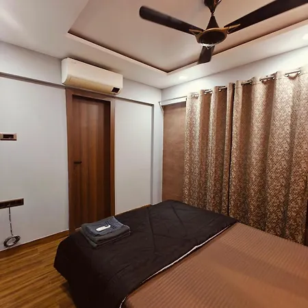 Ocean Whisper - 2 Mins From Kokilaben Hospital Apartment *