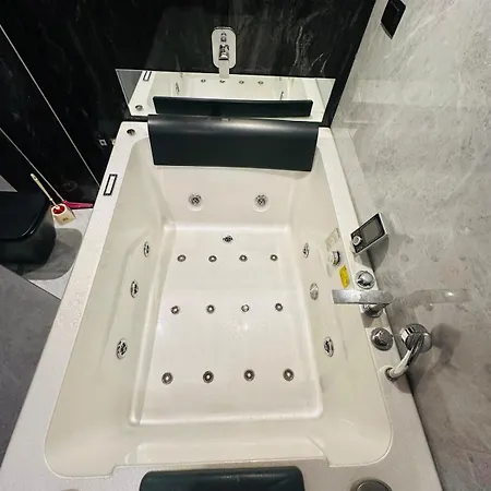 Rahul's Retreat Jacuzzi * Mumbai