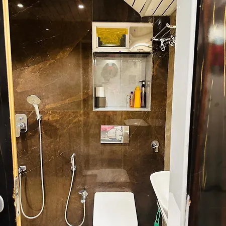 Rahul's Retreat Jacuzzi *