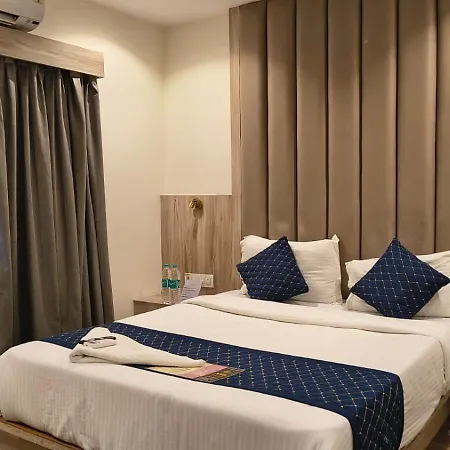 Amar Residency Near Kokilaben Hospital Hotel