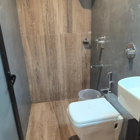 Amar Residency Near Kokilaben Hospital Hotel
