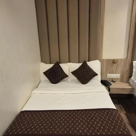 Hotel Amar Residency Near Kokilaben Hospital Mumbai