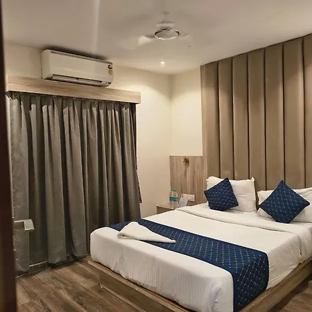 Amar Residency Near Kokilaben Hospital Hotel