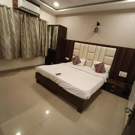 Hotel Crown Aadoree - Near Airport, Bkc Visa Consultant , Jio Convention Centre Mumbai