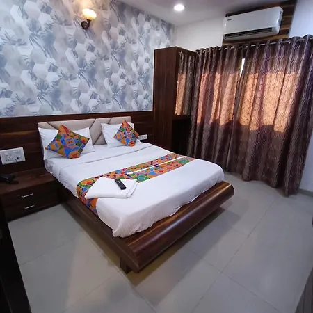 Hotel Crown Aadoree - Near Airport, Bkc Visa Consultant , Jio Convention Centre