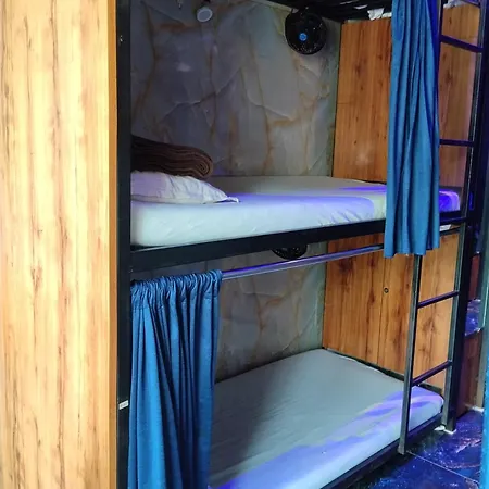 Bhumi Near Us Embassy Bkc Only Males Hostel Mumbai