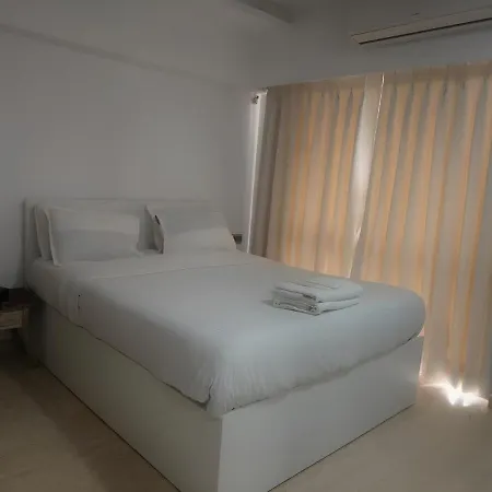 Marbella Near Bkc Pool, Wi-fi, Kitchen Apartment