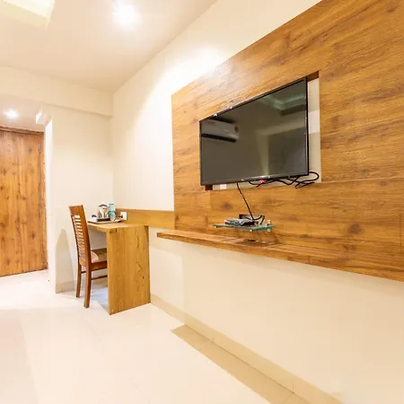 Hotel Treebo Amber International Airport T2 3*