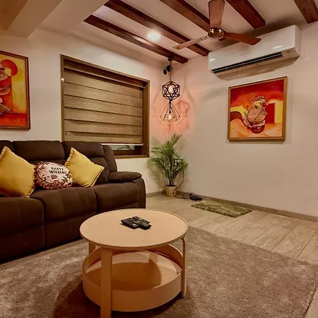 Sea Breeze Suite, Juhu Apartment
