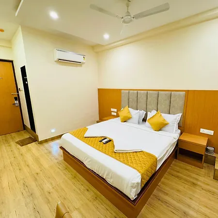 Breeze Bay Bkc - Near Us Embassy Hotel 3*