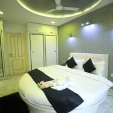 Luxurious 4 Bedroom Private Pool At Kandivali East, * Mumbai