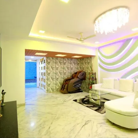 Luxurious 4 Bedroom Private Pool At Kandivali East, Villa *