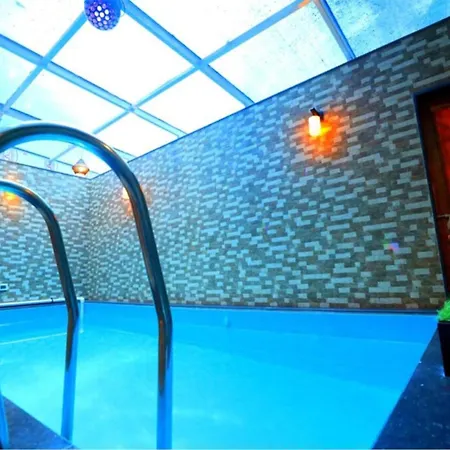 Luxurious 4 Bedroom Private Pool At Kandivali East, Villa Mumbai