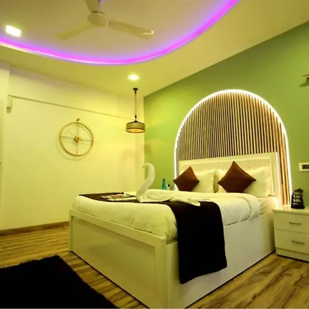 Luxurious 4 Bedroom Private Pool At Kandivali East, Villa Mumbai