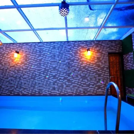 Luxurious 4 Bedroom Private Pool At Kandivali East, Villa