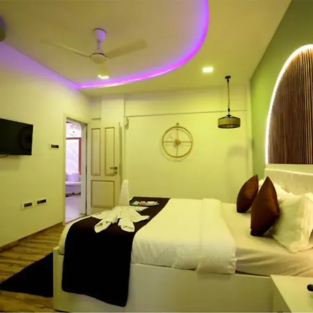 Luxurious 4 Bedroom Private Pool At Kandivali East, Villa *