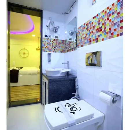 Luxurious 4 Bedroom Private Pool At Kandivali East, Villa