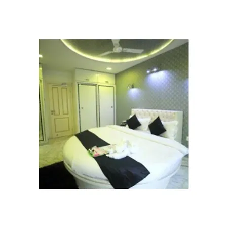 Luxurious 4 Bedroom Private Pool At Kandivali East, Villa