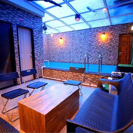 Luxurious 4 Bedroom Private Pool At Kandivali East, Villa *