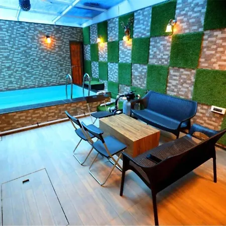 Luxurious 4 Bedroom Private Pool At Kandivali East, Mumbai