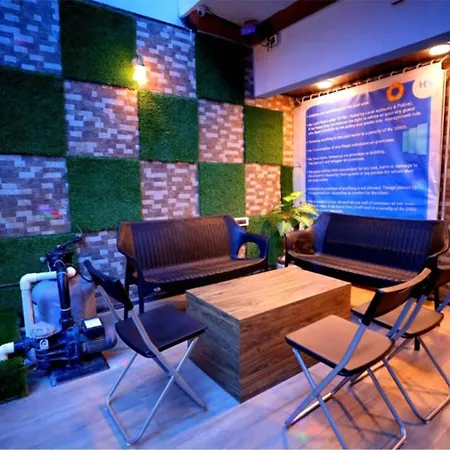 Luxurious 4 Bedroom Private Pool At Kandivali East, Villa Mumbai