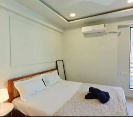 Apartment Fortune Crown 403- Premium Khar *
