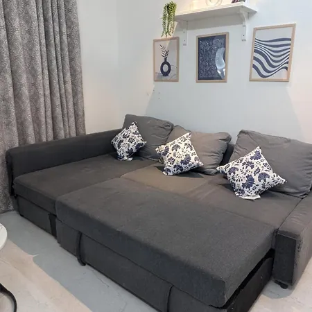 Peaceful & Spacious 2 Bhk Near Airport Apartment *