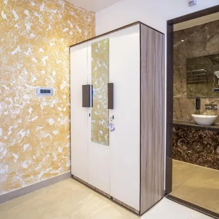 Private Rooftop 3br Near International Airport Andheri East Apartment Mumbai