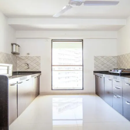Apartment Luxury 3 Bedroom Near Airport For Working Professionals And Families *