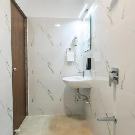 Spacious 3 Bedroom At Kalina, Santacruz East 5 Mins From Bandra Kurla Complex *