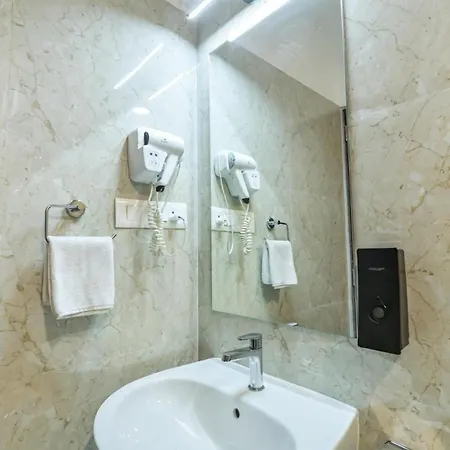 Spacious 3 Bedroom At Kalina, Santacruz East 5 Mins From Bandra Kurla Complex Apartment