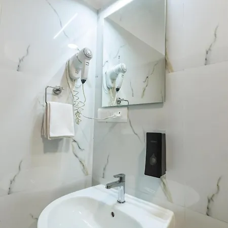 Apartment Spacious 3 Bedroom At Kalina, Santacruz East 5 Mins From Bandra Kurla Complex Mumbai