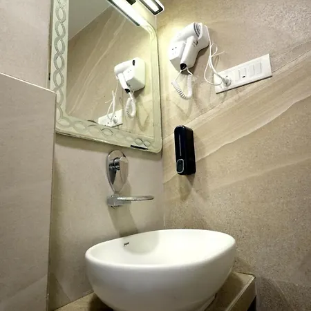 Embassy 2 Bedroom Near Bkc & Guru Nanak Hospital Bandra East