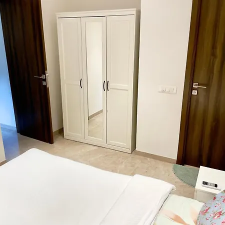 Apartment A Embassy 1 Bhk In Hiranandani Powai *