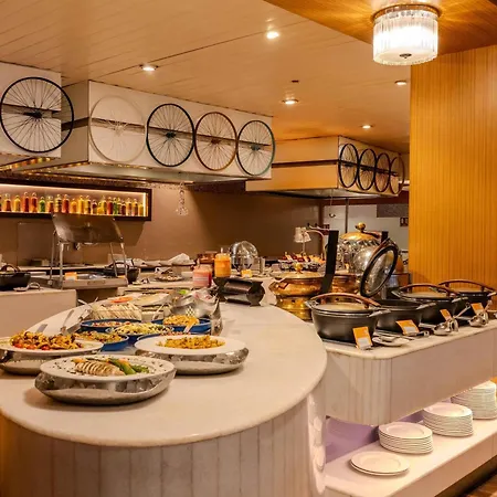 Novotel Juhu Hotel 5*
