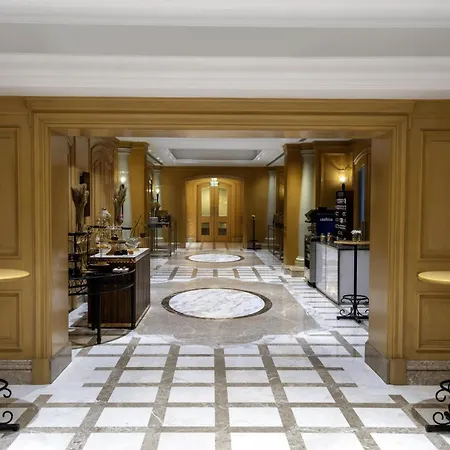 Hilton International Airport 5*