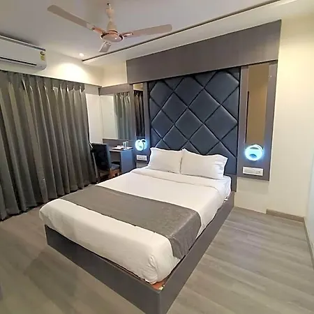 Classio Andheri - Near Dn Nagar Metro Station Hotel