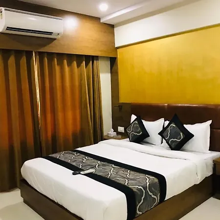 Crystal Luxury Inn- Bandra 3*