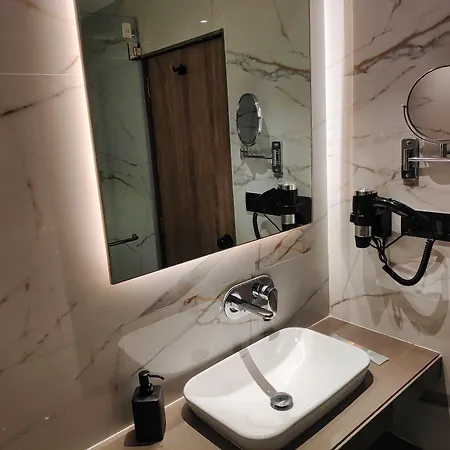 Maxxvalue Midc - Andheri 3*