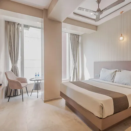 Aura - Near Malad Link Road 3* Mumbai