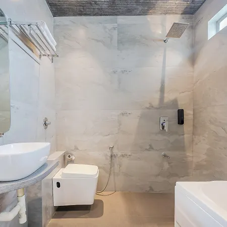 Hotel Aura - Near Malad Link Road