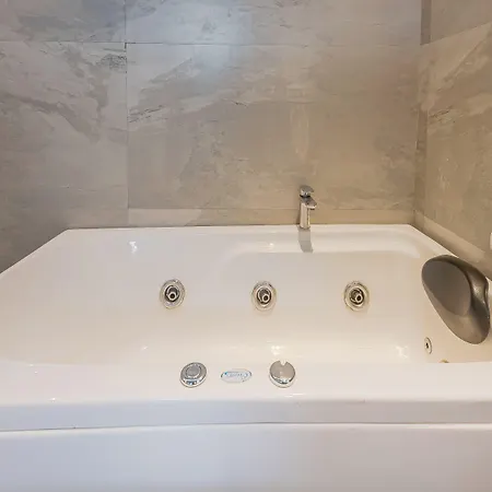 Hotel Aura - Near Malad Link Road 3*