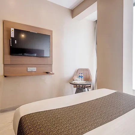 Hotel Aura - Near Malad Link Road 3*