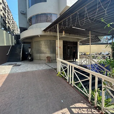 Hotel Lucky Near Nesco 3*