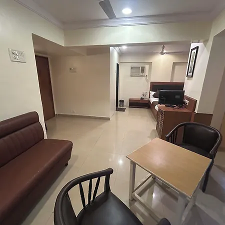 Hotel Lucky Near Nesco